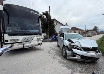 Σφοδρή σύγκρουση ταξί με λεωφορείο του Υπεραστικού ΚΤΕΛ Ν. Τρικάλων στην Θεόπετρα Καλαμπάκας (ΕΙΚΟΝΕΣ)