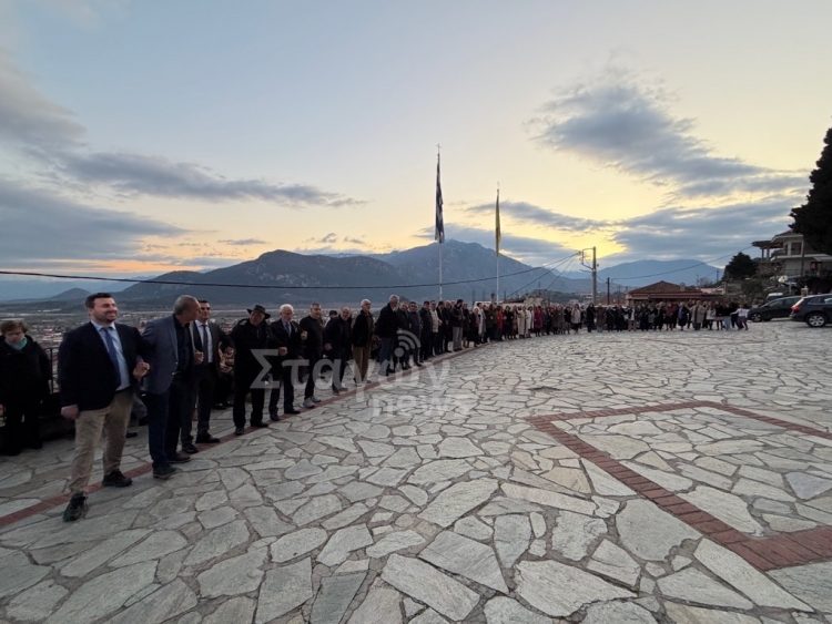 Καλαμπάκα: Πραγματοποιήθηκε ο πρώτος Κατανυκτικός Εσπερινός και η Συγχώρεση – Ακολούθησε ο παραδοσιακός χορός “Κάτω στον Άγιο Θόδωρο…” (ΕΙΚΟΝΕΣ – ΒΙΝΤΕΟ)