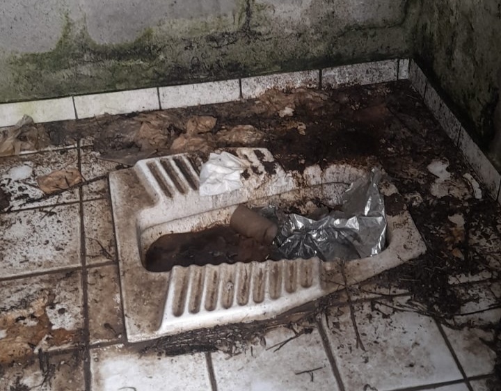 Εικόνες ντροπής και εγκατάλειψης στις τουαλέτες του Δημοτικού Κοιμητηρίου Φαρκαδόνας