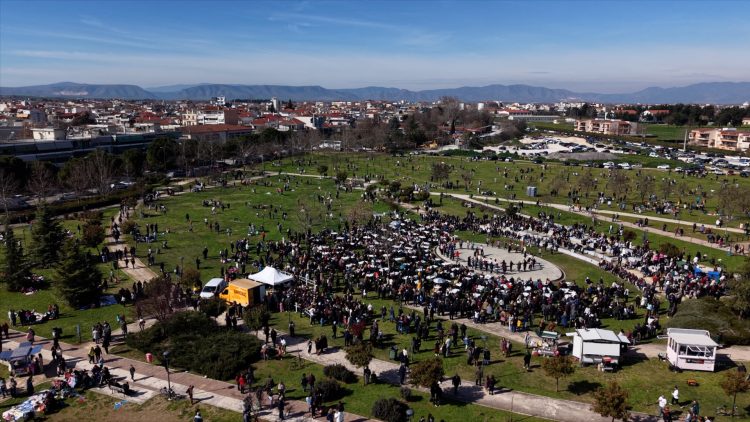 Χιλιάδες Λαρισαίοι στο Πάρκο των Χρωμάτων για τα Κούλουμα – Μουσική, χορός, σαρακοστιανά και πέταγμα χαρταετών σε κάθε γωνιά (ΕΙΚΟΝΕΣ)