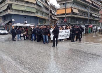 Συγκέντρωση συμπαράστασης εργαζομένων της ΒΙΟΛΑΝΤΑ έξω από τα δικαστήρια Τρικάλων-Εν αναμονή της απολογίας του Κώστα Τζιωρτζιώτη