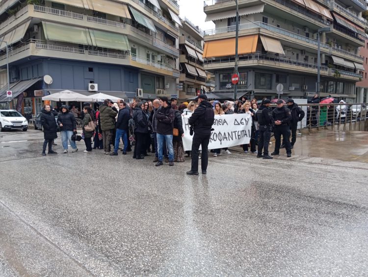 Συγκέντρωση συμπαράστασης εργαζομένων της ΒΙΟΛΑΝΤΑ έξω από τα δικαστήρια Τρικάλων-Εν αναμονή της απολογίας του Κώστα Τζιωρτζιώτη
