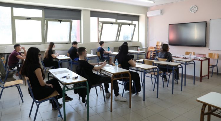 Εθνικό απολυτήριο: Μείωση εξεταζόμενων μαθημάτων και ύλης στη Γ΄ Λυκείου – Η πρόταση του υπ. Παιδείας
