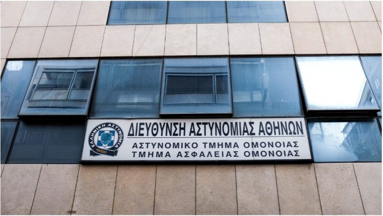 «Είχαν συνεννοηθεί να με βιάσουν»: Ξεκίνησε η δίκη των αστυνομικών για τη σεξουαλική κακοποίηση 19χρονης στο Α.Τ. Ομονοίας