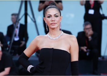 Στην Ελλάδα η διάσημη Τουρκάλα ηθοποιός Ντεμέτ Όζντεμιρ: Τα ελληνικά τραγούδια, οι χοροί και το «καλημέρα»