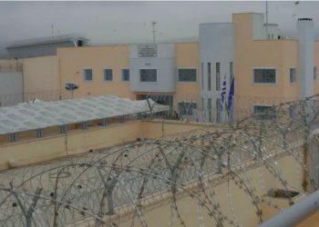 «Φαρ ουέστ» στις φυλακές Δομοκού: Κρατούμενος πήγε να σκοτώσει τον αρχιφύλακα, αλλά σκοτώθηκε από άλλον κρατούμενο