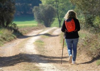 Παράδοξο κι όμως επιστημονικά τεκμηριωμένο: Μια μοναχική βόλτα… βοηθά στη μείωση της μοναξιάς