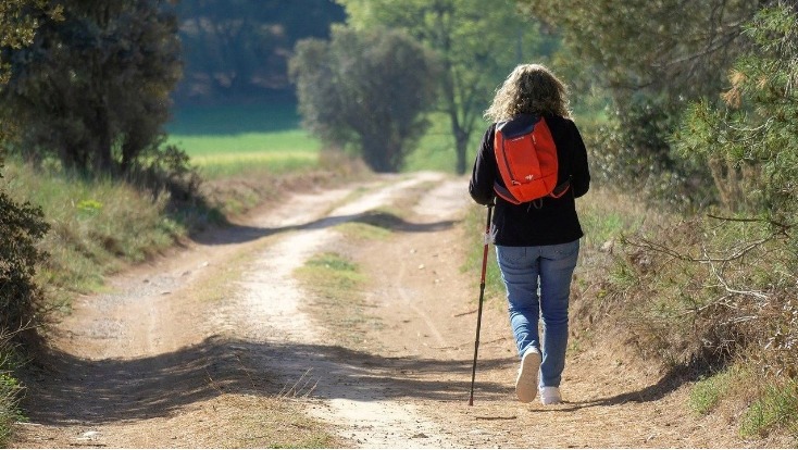 Παράδοξο κι όμως επιστημονικά τεκμηριωμένο: Μια μοναχική βόλτα… βοηθά στη μείωση της μοναξιάς