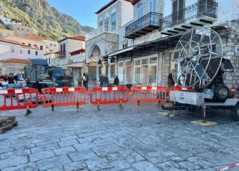 «Λουκέτο» στο λιμάνι της Ύδρας: Κλείνουν όλα τα καταστήματα για τα γυρίσματα της ταινίας με τον Μπραντ Πιτ