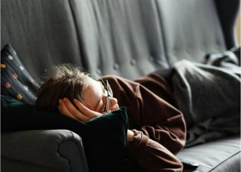 Όσοι κοιμούνται με την τηλεόραση ανοιχτή, έχουν αυτά τα 4 χαρακτηριστικά