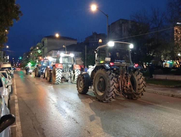 Ζέσταναν τα τρακτέρ με έλευση στο κέντρο των Τρικάλων οι αγρότες – Προετοιμασίες για το συλλαλητήριο της Αθήνας (ΦΩΤΟ – ΒΙΝΤΕΟ)