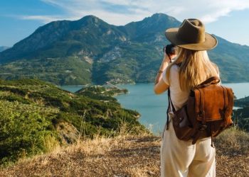 Η Ελλάδα στους top προορισμούς των «solo travelers» – Τι είναι η νέα τάση