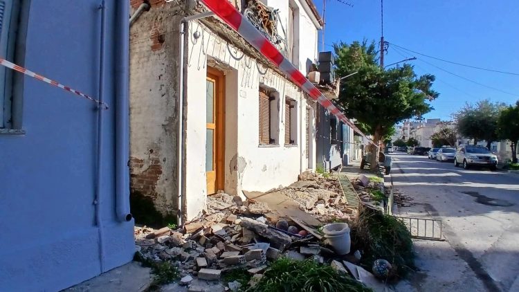 Γυναίκα έπεσε στο δρόμο μαζί με το μπαλκόνι – Σώθηκε από τύχη 41χρονη (ΕΙΚΟΝΕΣ)