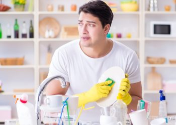 Τον… πρώτο λόγο στο πλύσιμο των πιάτων έχει ο άνδρας!