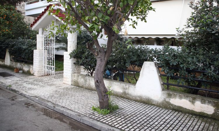 Ελευσίνα: Έβαλε κατά λάθος όπισθεν κα σκότωσε τη μητέρα της – «Ξεψύχησε μέσα σε 3 λεπτά»
