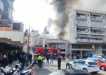 Μεγάλη φωτιά στο Αγρίνιο: Στις φλόγες αποθήκη και κατάστημα υποδημάτων