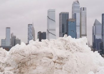 «Θάφτηκε» κάτω από το χιόνι η ανατολική ακτή των ΗΠΑ – Ακυρώθηκαν πάνω από 5.000 πτήσεις