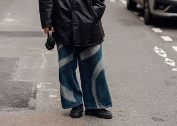 Τα baggy jeans συνδυάζονται με αυτά τα μοντέρνα παπούτσια για ένα κομψό look την άνοιξη του 2026