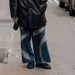 Τα baggy jeans συνδυάζονται με αυτά τα μοντέρνα παπούτσια για ένα κομψό look την άνοιξη του 2026