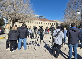Στήριξη στον Κώστα Τζιωρτζιώτη έξω από το Δικαστικό Μέγαρο-«Πάνω απ’ όλα είναι άνθρωπος», δηλώνει ο Θ. Σπανός (video)