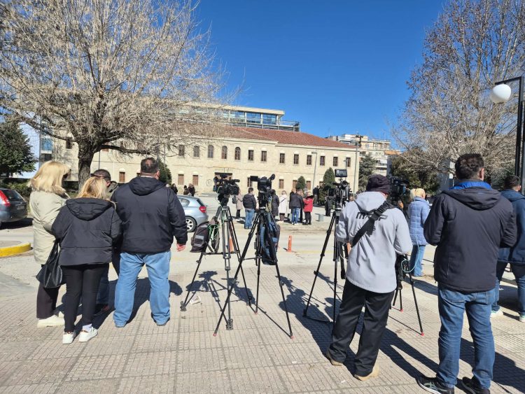 Στήριξη στον Κώστα Τζιωρτζιώτη έξω από το Δικαστικό Μέγαρο-«Πάνω απ’ όλα είναι άνθρωπος», δηλώνει ο Θ. Σπανός (video)