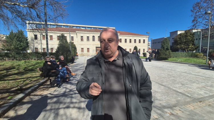 Στήριξη στον Κώστα Τζιωρτζιώτη έξω από το Δικαστικό Μέγαρο-«Πάνω απ’ όλα είναι άνθρωπος», δηλώνει ο Θ. Σπανός (video)