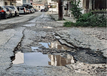 Λακκούβες, σκοτάδι και ανύπαρκτα πεζοδρόμια λίγα μόλις μέτρα από την Κονδύλη