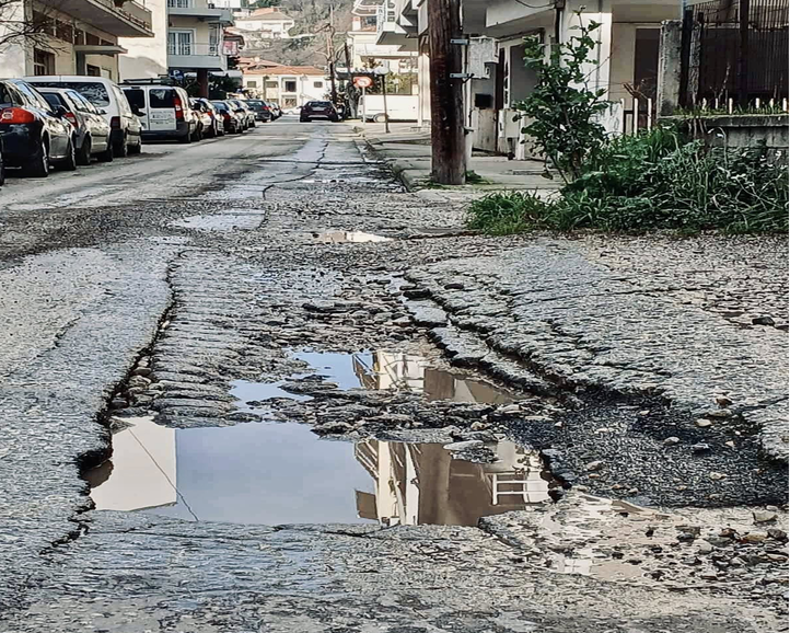 Λακκούβες, σκοτάδι και ανύπαρκτα πεζοδρόμια λίγα μόλις μέτρα από την Κονδύλη