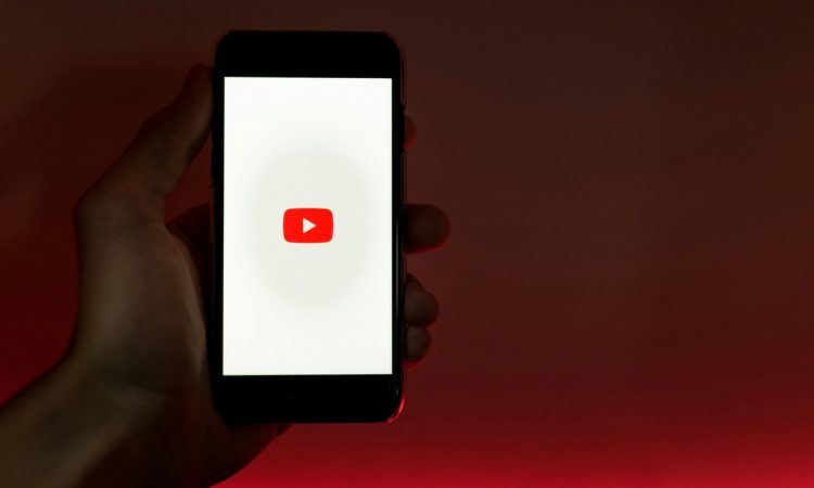 YouTube: Έρευνα αποκαλύπτει ότι κυριαρχεί στις «ιατρικές» πηγές της Google – Ανησυχούν οι ειδικοί