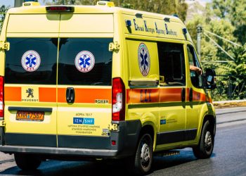 Νεκρός άντρας, έπεσε από μπαλκόνι πολυκατοικίας (ΕΙΚΟΝΕΣ)