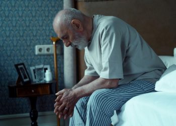 Η ψυχολογία λέει ότι ο λόγος που ο γερασμένος πατέρας σας δεν πετάει τίποτα δεν είναι το πείσμα