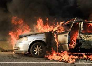 Όχημα κάηκε ολοσχερώς στον Ε65 κοντά στον Βιολογικό Καλαμπάκας (ΕΙΚΟΝΕΣ)