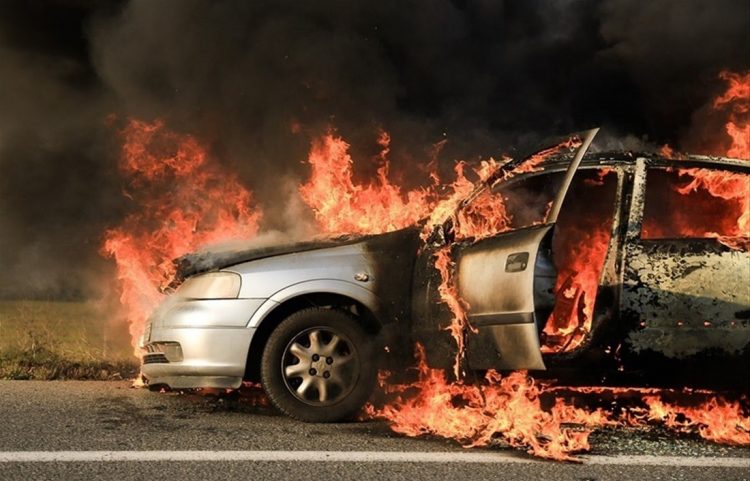 Όχημα κάηκε ολοσχερώς στον Ε65 κοντά στον Βιολογικό Καλαμπάκας (ΕΙΚΟΝΕΣ)