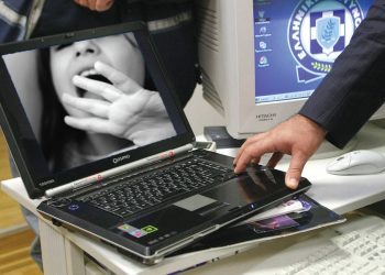 Σοκ: Μητέρα τριών παιδιών συνελήφθη για παιδική πορνογραφία – Αφορά το 7χρονο παιδί της