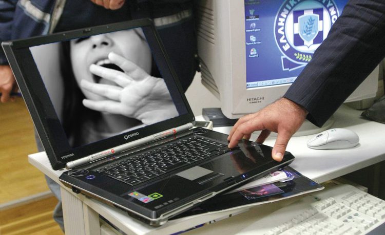 Σοκ: Μητέρα τριών παιδιών συνελήφθη για παιδική πορνογραφία – Αφορά το 7χρονο παιδί της
