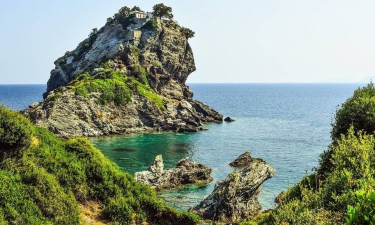 Το νησί των Βορείων Σποράδων που βρίσκεται στη λίστα με τους κορυφαίους προορισμούς του κόσμου