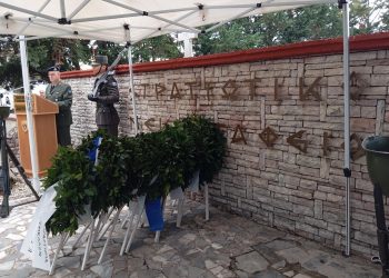 Συγκινησιακή η ατμόσφαιρα στο Στρατιωτικό Νεκροταφείο Τρικάλων (ΦΩΤΟ-ΒΙΝΤΕΟ)