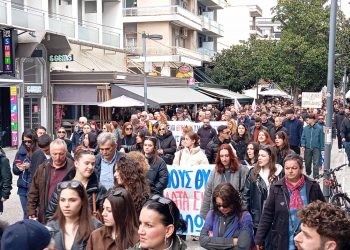 Τρίκαλα: Σε εξέλιξη η μεγάλη πορεία για τα αθώα θύματα των Τεμπών και της “Βιολάντα” (ΕΙΚΟΝΕΣ – BINTEO)