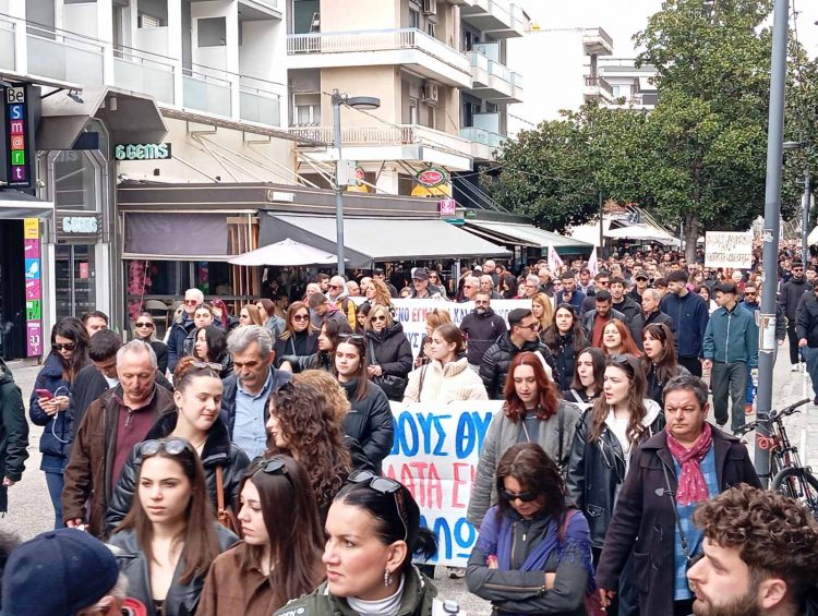 Τρίκαλα: Σε εξέλιξη η μεγάλη πορεία για τα αθώα θύματα των Τεμπών και της “Βιολάντα” (ΕΙΚΟΝΕΣ – BINTEO)
