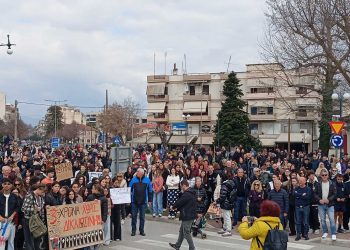 Τέμπη – “Βιολάντα”: Το Τρικαλινό “ανθρώπινο ποτάμι” κατέληξε στον Σταθμό του ΟΣΕ ζητώντας δικαιοσύνη (ΕΙΚΟΝΕΣ)