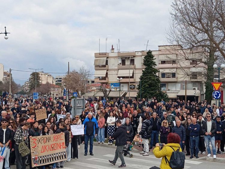 Τέμπη – “Βιολάντα”: Το Τρικαλινό “ανθρώπινο ποτάμι” κατέληξε στον Σταθμό του ΟΣΕ ζητώντας δικαιοσύνη (ΕΙΚΟΝΕΣ)