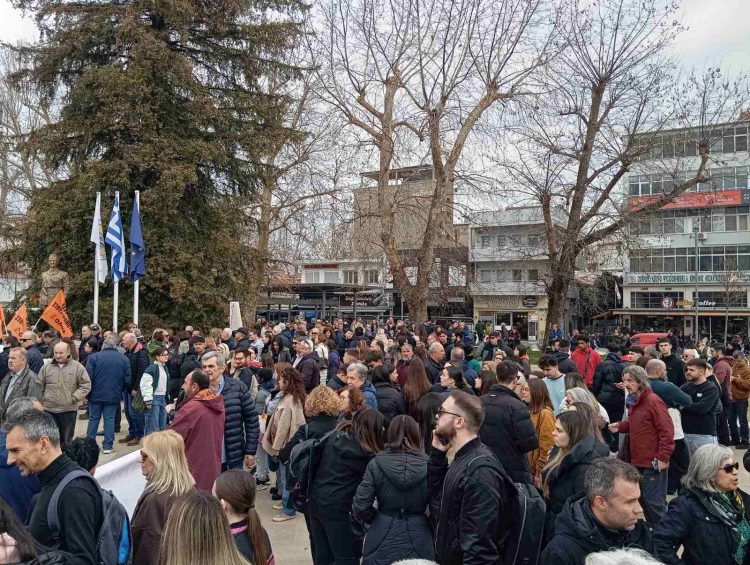 Οι Τρικαλινοί ξανά στους δρόμους – 3 χρόνια μετά το έγκλημα των Τεμπών, 1 μήνα από την τραγωδία της “Βιολάντα” – 62 ψυχές ζητούν δικαίωση (ΕΙΚΟΝΕΣ – BINTEO)