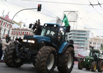 «Απόβαση» αγροτών στο Σύνταγμα – Κλειστό το κέντρο της Αθήνας (βίντεο και εικόνες)