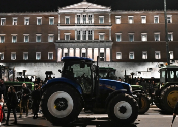 Διανυκτερεύουν στο Σύνταγμα με τα τρακτέρ οι αγρότες – Τι λέει ο Τρικαλινός Θωμάς Κούκος – Τα μηνύματα που έστειλαν στην κυβέρνηση (Εικόνες)