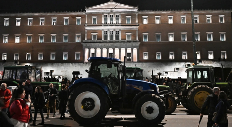 Διανυκτερεύουν στο Σύνταγμα με τα τρακτέρ οι αγρότες – Τι λέει ο Τρικαλινός Θωμάς Κούκος – Τα μηνύματα που έστειλαν στην κυβέρνηση (Εικόνες)