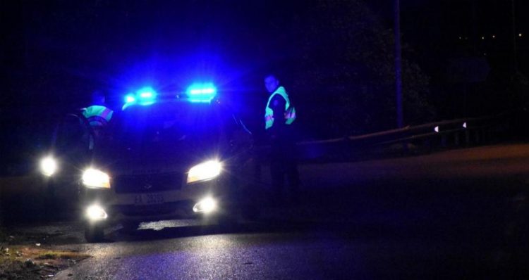 Τρομακτικό τροχαίο στον Βόλο: Έπεσε πάνω σε δύο ΙΧ και καρφώθηκε μέσα σε φροντιστήριο – Δείτε εικόνες