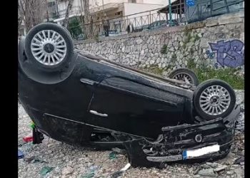 “Βουτιά” αυτοκινήτου στον Κραυσίδωνα – Τραυματίστηκε ο οδηγός (ΕΙΚΟΝΕΣ – ΒΙΝΤΕΟ)