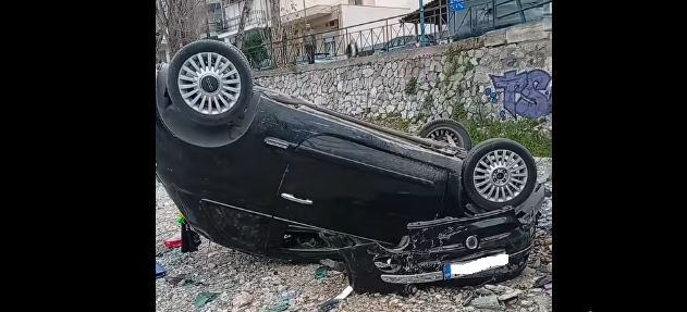 “Βουτιά” αυτοκινήτου στον Κραυσίδωνα – Τραυματίστηκε ο οδηγός (ΕΙΚΟΝΕΣ – ΒΙΝΤΕΟ)