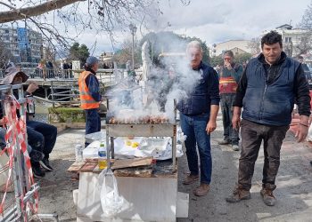 Άρχισε το «Τσίκνισμα» στα Τρίκαλα και η τήρηση του εθίμου