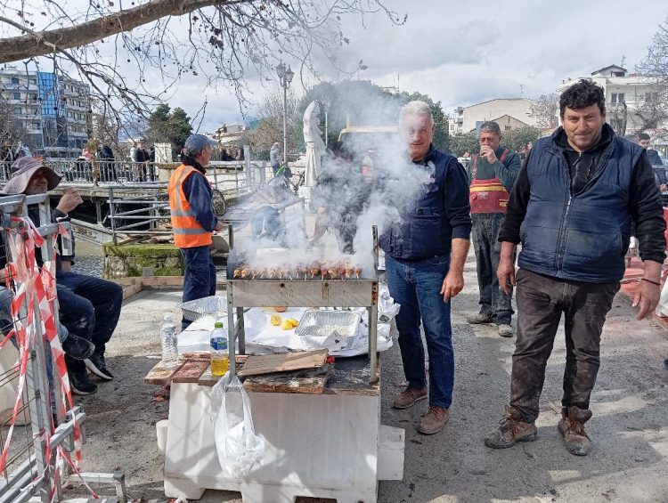 Άρχισε το «Τσίκνισμα» στα Τρίκαλα και η τήρηση του εθίμου